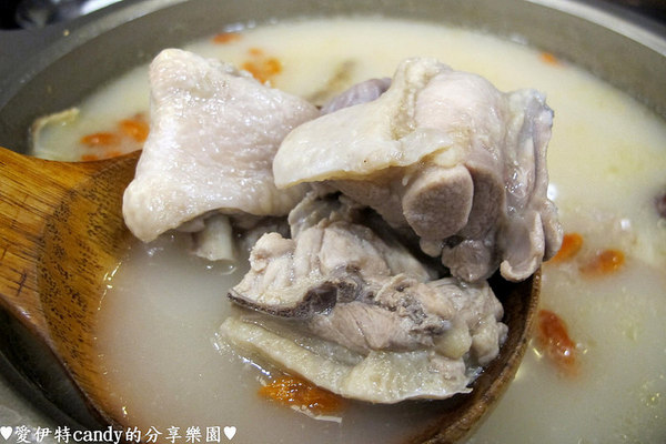 御品饗：『台南中西區_御品饗煲鍋』激推的胡椒豬肚雞煲湯！配上限量野生沙公，暖暖好舒服~