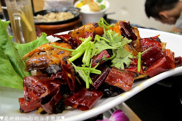 御品饗：『台南中西區_御品饗煲鍋』激推的胡椒豬肚雞煲湯！配上限量野生沙公，暖暖好舒服~