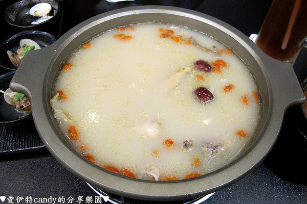 御品饗：『台南中西區_御品饗煲鍋』激推的胡椒豬肚雞煲湯！配上限量野生沙公，暖暖好舒服~