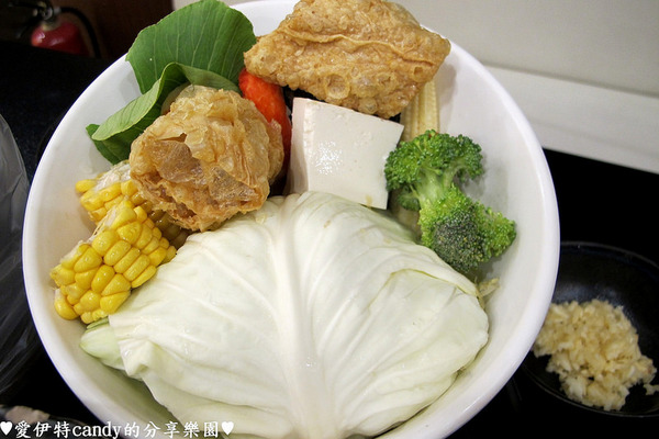 御品饗：『台南中西區_御品饗煲鍋』激推的胡椒豬肚雞煲湯！配上限量野生沙公，暖暖好舒服~