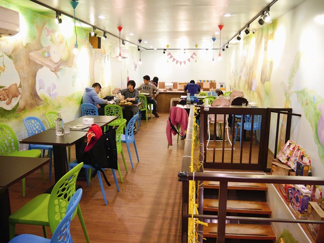 │台北。天母│Hello!Jazz!親子餐廳。玻璃屋沙池、球池…孩子最愛的動物童畫森林