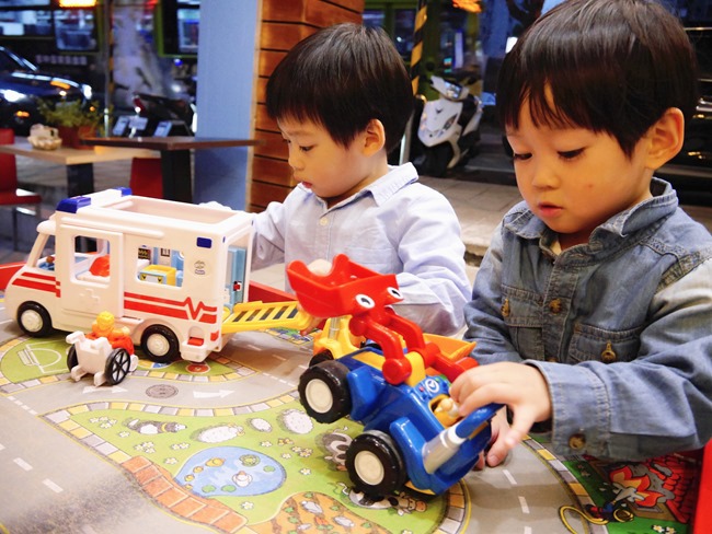 │台北。天母│Hello!Jazz!親子餐廳。玻璃屋沙池、球池…孩子最愛的動物童畫森林