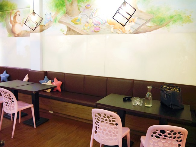 │台北。天母│Hello!Jazz!親子餐廳。玻璃屋沙池、球池…孩子最愛的動物童畫森林