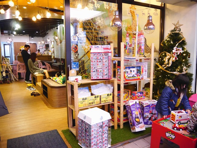 │台北。天母│Hello!Jazz!親子餐廳。玻璃屋沙池、球池…孩子最愛的動物童畫森林