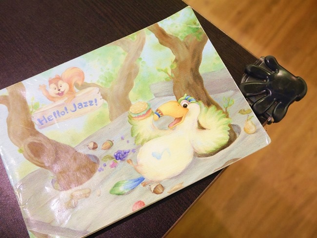 │台北。天母│Hello!Jazz!親子餐廳。玻璃屋沙池、球池…孩子最愛的動物童畫森林