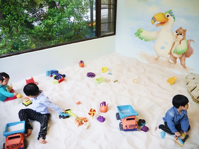 │台北。天母│Hello!Jazz!親子餐廳。玻璃屋沙池、球池…孩子最愛的動物童畫森林