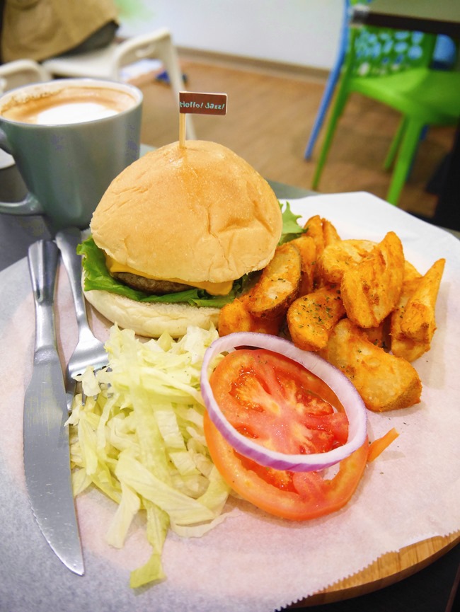 │台北。天母│Hello!Jazz!親子餐廳。玻璃屋沙池、球池…孩子最愛的動物童畫森林