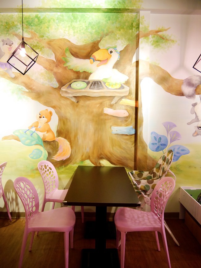 │台北。天母│Hello!Jazz!親子餐廳。玻璃屋沙池、球池…孩子最愛的動物童畫森林