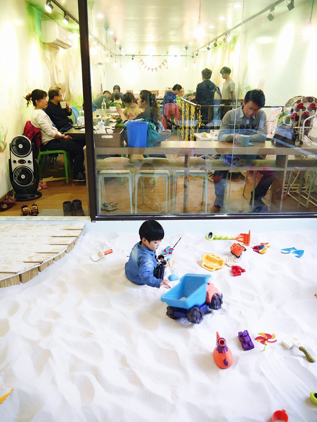 │台北。天母│Hello!Jazz!親子餐廳。玻璃屋沙池、球池…孩子最愛的動物童畫森林