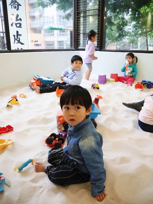│台北。天母│Hello!Jazz!親子餐廳。玻璃屋沙池、球池…孩子最愛的動物童畫森林