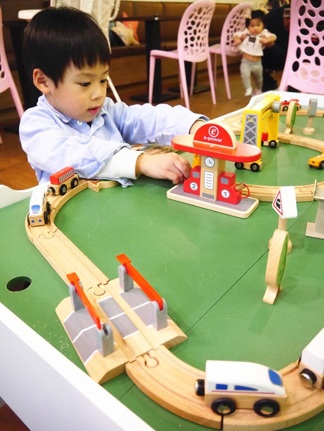 │台北。天母│Hello!Jazz!親子餐廳。玻璃屋沙池、球池…孩子最愛的動物童畫森林