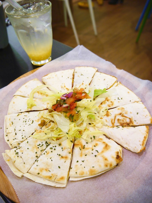 │台北。天母│Hello!Jazz!親子餐廳。玻璃屋沙池、球池…孩子最愛的動物童畫森林