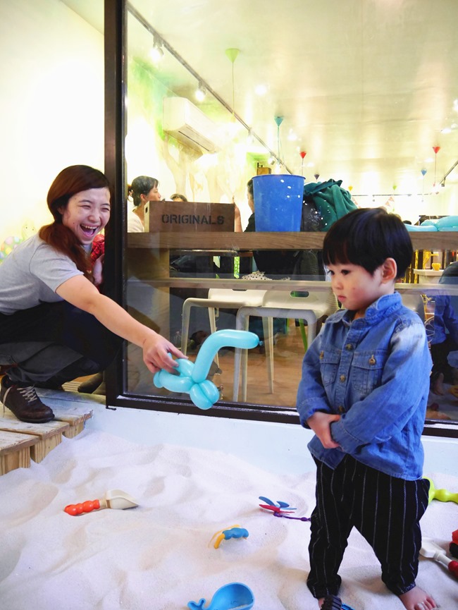 │台北。天母│Hello!Jazz!親子餐廳。玻璃屋沙池、球池…孩子最愛的動物童畫森林