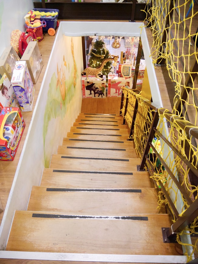 │台北。天母│Hello!Jazz!親子餐廳。玻璃屋沙池、球池…孩子最愛的動物童畫森林