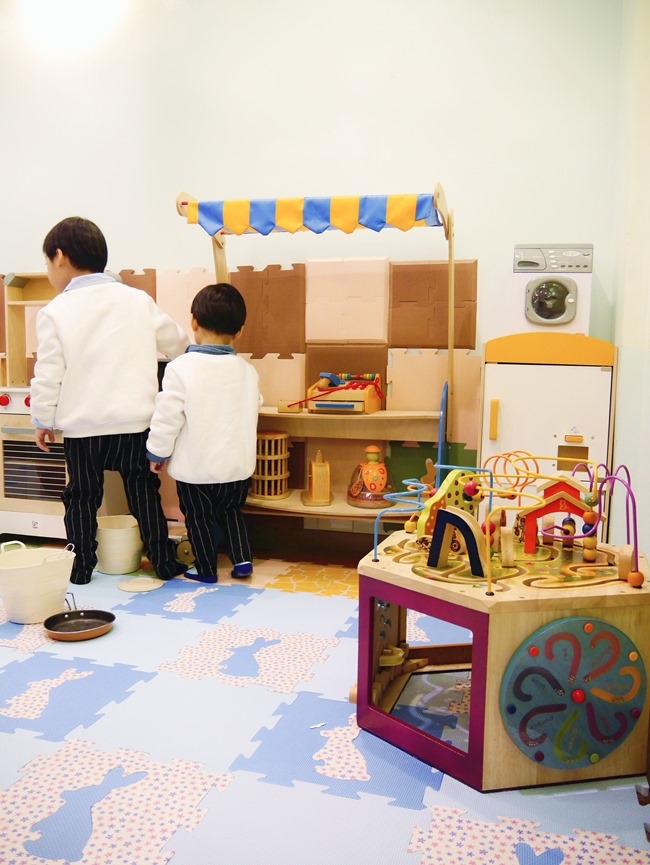 │台北。天母│Hello!Jazz!親子餐廳。玻璃屋沙池、球池…孩子最愛的動物童畫森林