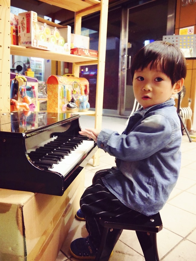 │台北。天母│Hello!Jazz!親子餐廳。玻璃屋沙池、球池…孩子最愛的動物童畫森林