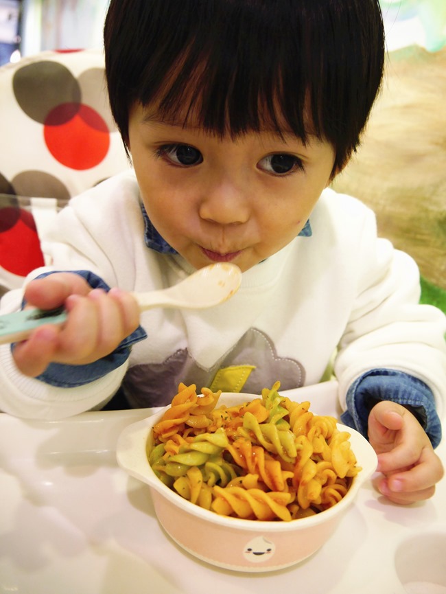 │台北。天母│Hello!Jazz!親子餐廳。玻璃屋沙池、球池…孩子最愛的動物童畫森林