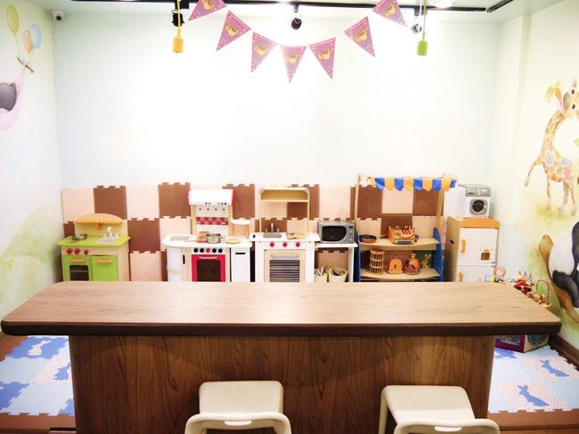 │台北。天母│Hello!Jazz!親子餐廳。玻璃屋沙池、球池…孩子最愛的動物童畫森林