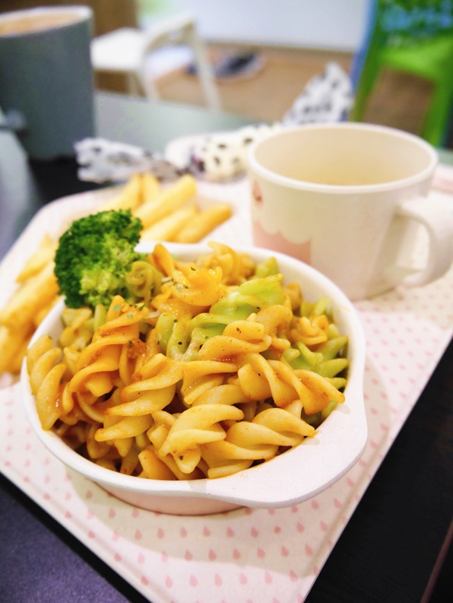 │台北。天母│Hello!Jazz!親子餐廳。玻璃屋沙池、球池…孩子最愛的動物童畫森林