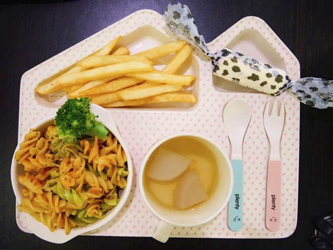 │台北。天母│Hello!Jazz!親子餐廳。玻璃屋沙池、球池…孩子最愛的動物童畫森林