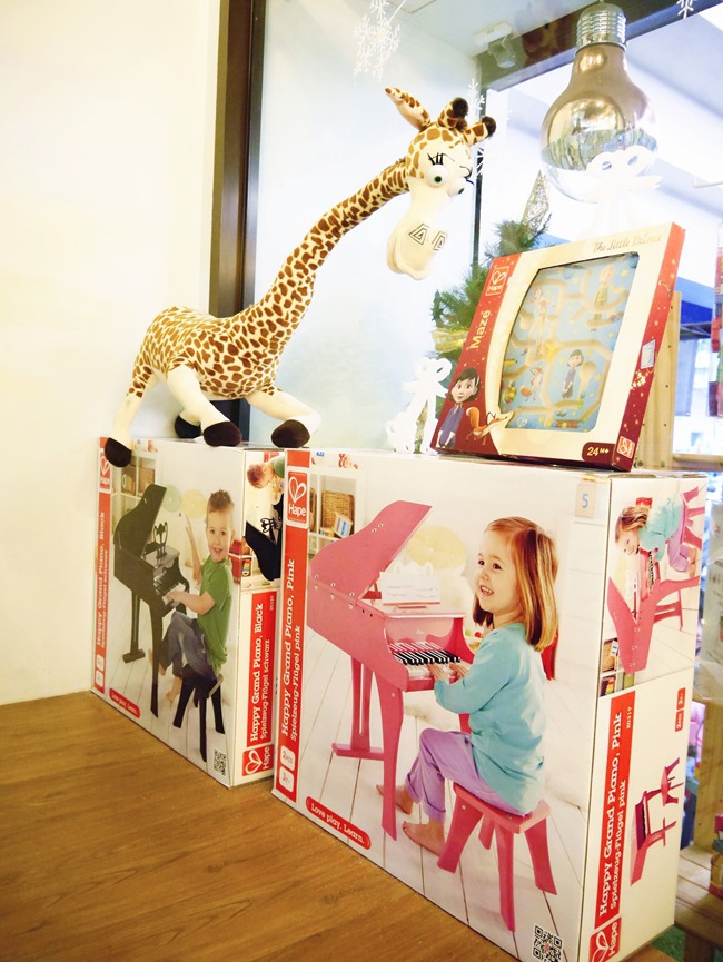 │台北。天母│Hello!Jazz!親子餐廳。玻璃屋沙池、球池…孩子最愛的動物童畫森林