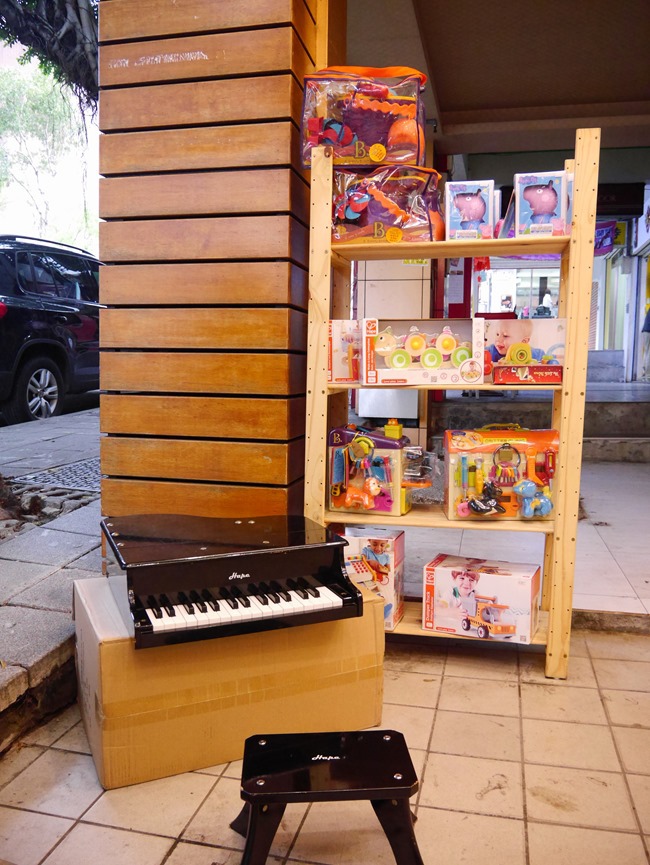 │台北。天母│Hello!Jazz!親子餐廳。玻璃屋沙池、球池…孩子最愛的動物童畫森林