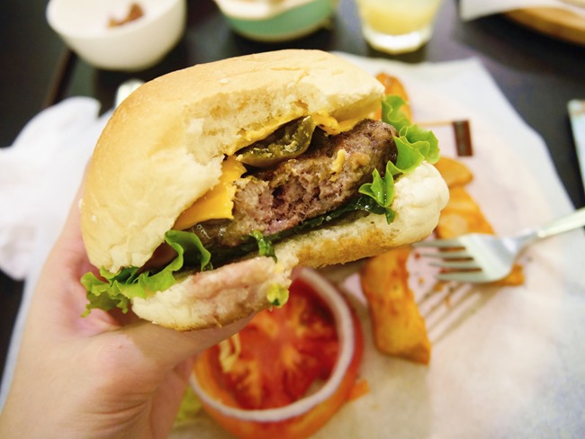 │台北。天母│Hello!Jazz!親子餐廳。玻璃屋沙池、球池…孩子最愛的動物童畫森林