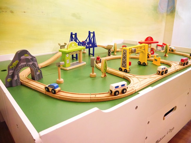 │台北。天母│Hello!Jazz!親子餐廳。玻璃屋沙池、球池…孩子最愛的動物童畫森林