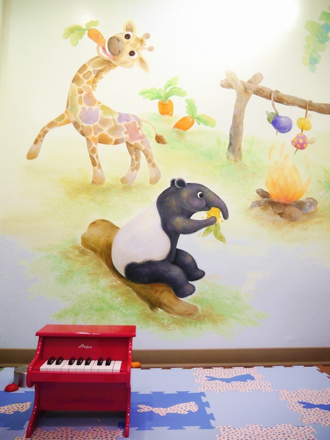 │台北。天母│Hello!Jazz!親子餐廳。玻璃屋沙池、球池…孩子最愛的動物童畫森林