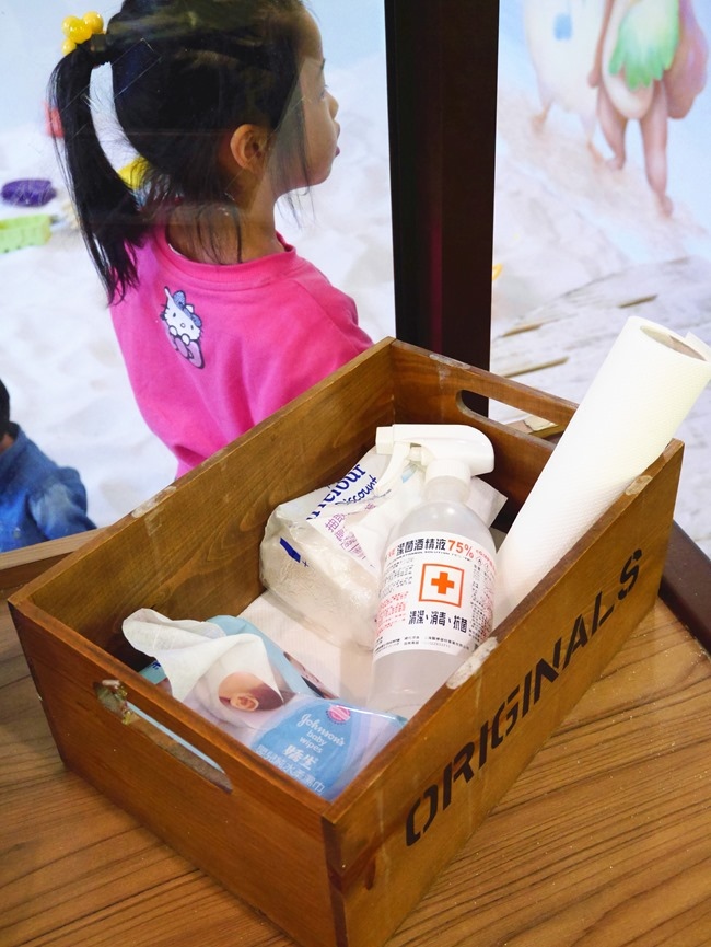 │台北。天母│Hello!Jazz!親子餐廳。玻璃屋沙池、球池…孩子最愛的動物童畫森林