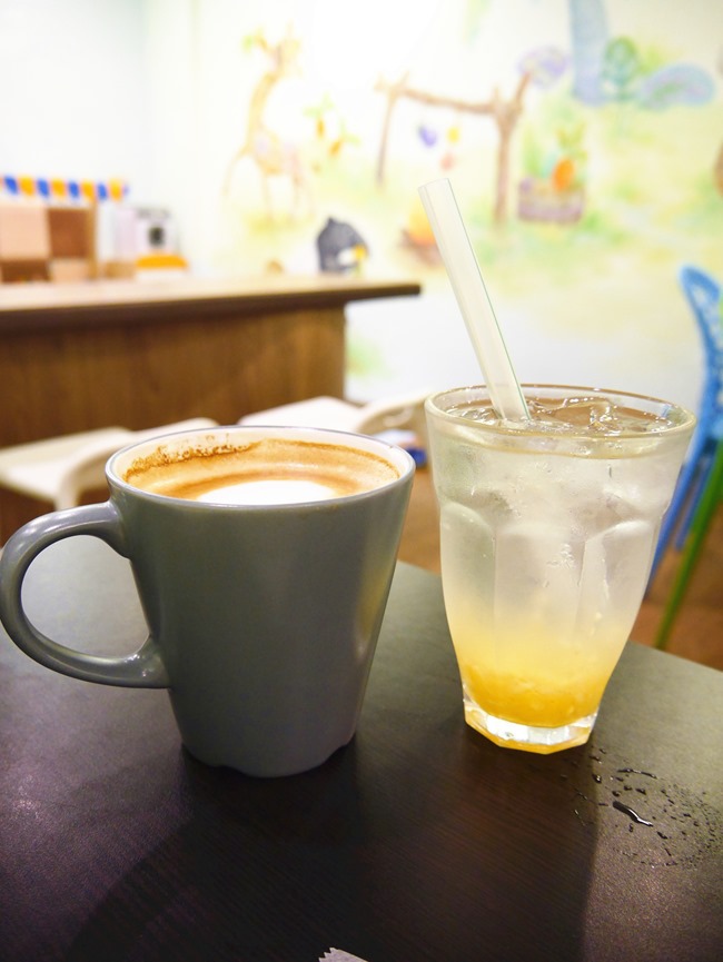 │台北。天母│Hello!Jazz!親子餐廳。玻璃屋沙池、球池…孩子最愛的動物童畫森林