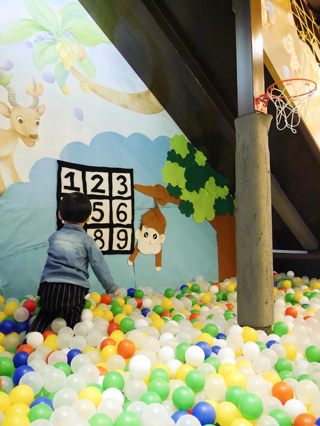 │台北。天母│Hello!Jazz!親子餐廳。玻璃屋沙池、球池…孩子最愛的動物童畫森林