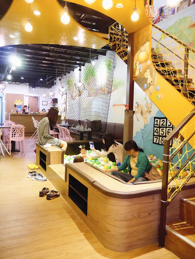 │台北。天母│Hello!Jazz!親子餐廳。玻璃屋沙池、球池…孩子最愛的動物童畫森林