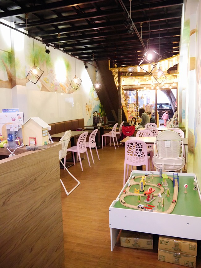 │台北。天母│Hello!Jazz!親子餐廳。玻璃屋沙池、球池…孩子最愛的動物童畫森林