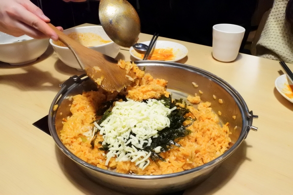 Tigertopoki泰一格 韓國年糕火鍋(阪急百貨):【台北信義.美食 】Tigertopoki泰一格 韓國年糕火鍋 ☆ 一鍋兩吃辣得過癮