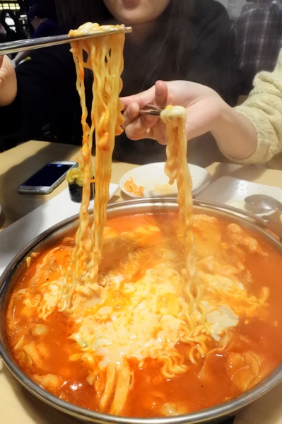 Tigertopoki泰一格 韓國年糕火鍋(阪急百貨):【台北信義.美食 】Tigertopoki泰一格 韓國年糕火鍋 ☆ 一鍋兩吃辣得過癮