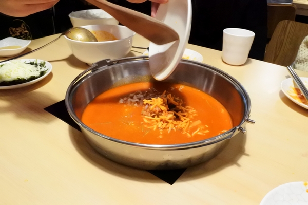 Tigertopoki泰一格 韓國年糕火鍋(阪急百貨):【台北信義.美食 】Tigertopoki泰一格 韓國年糕火鍋 ☆ 一鍋兩吃辣得過癮