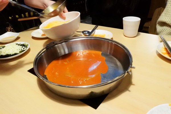 Tigertopoki泰一格 韓國年糕火鍋(阪急百貨):【台北信義.美食 】Tigertopoki泰一格 韓國年糕火鍋 ☆ 一鍋兩吃辣得過癮