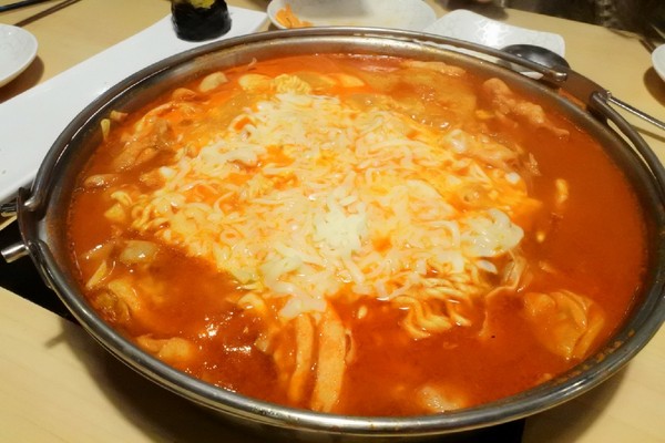 Tigertopoki泰一格 韓國年糕火鍋(阪急百貨):【台北信義.美食 】Tigertopoki泰一格 韓國年糕火鍋 ☆ 一鍋兩吃辣得過癮