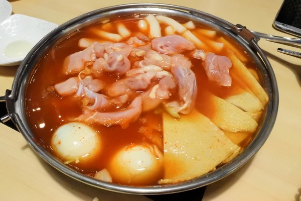 Tigertopoki泰一格 韓國年糕火鍋(阪急百貨):【台北信義.美食 】Tigertopoki泰一格 韓國年糕火鍋 ☆ 一鍋兩吃辣得過癮