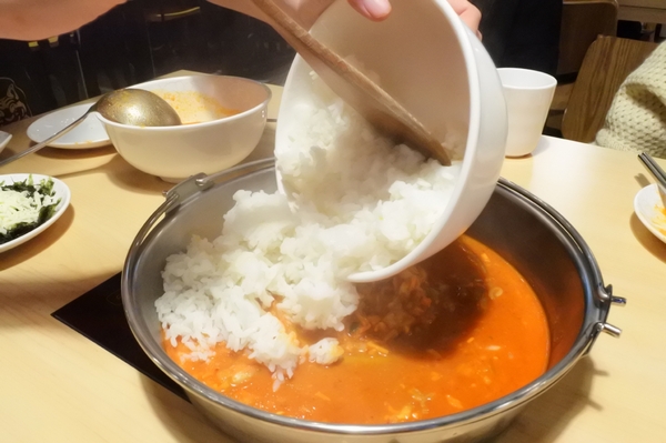 Tigertopoki泰一格 韓國年糕火鍋(阪急百貨):【台北信義.美食 】Tigertopoki泰一格 韓國年糕火鍋 ☆ 一鍋兩吃辣得過癮