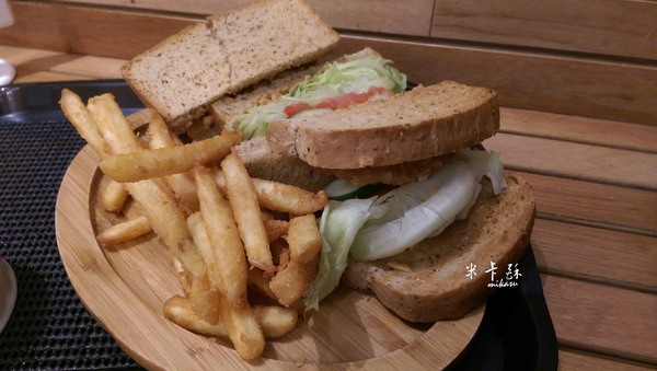 Bodis 手作三明治咖啡設計：【高雄/食﹡苓雅】蛋包飯三明治．中西合併超特別．Bodis 手作三明治咖啡設計