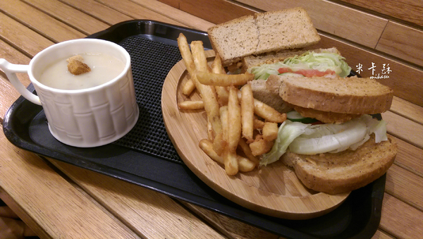 Bodis 手作三明治咖啡設計：【高雄/食﹡苓雅】蛋包飯三明治．中西合併超特別．Bodis 手作三明治咖啡設計