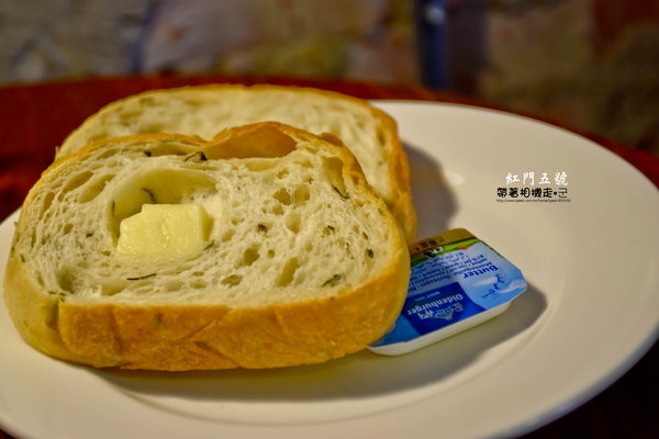 紅門五號:台南 中西區.古色古香 工業風環境 紅門五號