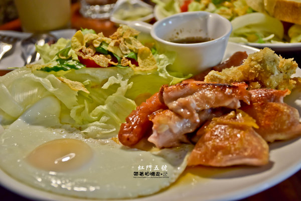 紅門五號:台南 中西區.古色古香 工業風環境 紅門五號