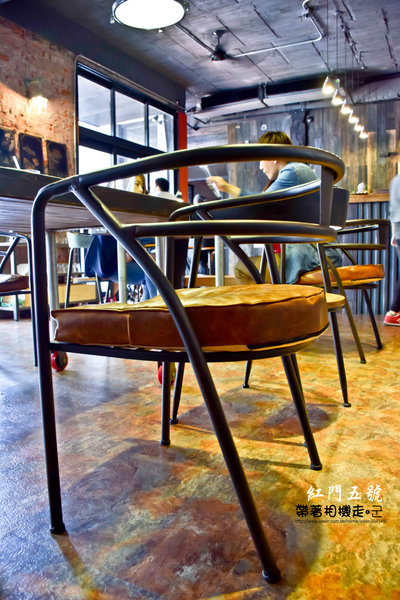 紅門五號:台南 中西區.古色古香 工業風環境 紅門五號