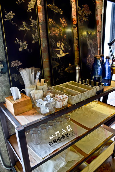 紅門五號:台南 中西區.古色古香 工業風環境 紅門五號