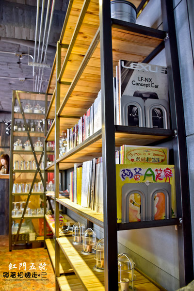 紅門五號:台南 中西區.古色古香 工業風環境 紅門五號