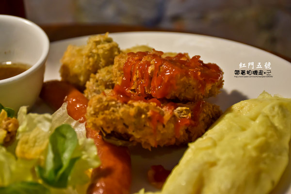 紅門五號:台南 中西區.古色古香 工業風環境 紅門五號