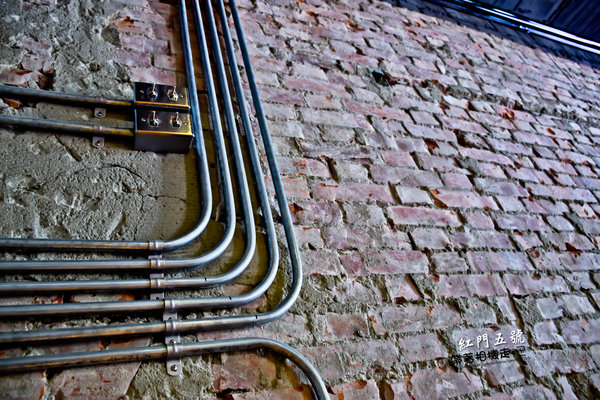 紅門五號:台南 中西區.古色古香 工業風環境 紅門五號